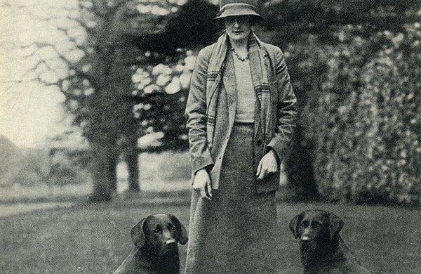 1932: The first female owner of Best in show Lorna Countess Howe with Labrador Retriever, Dual Champion Bramshaw Bob who took Best in Shows at Crufts in 1932 and 1933.